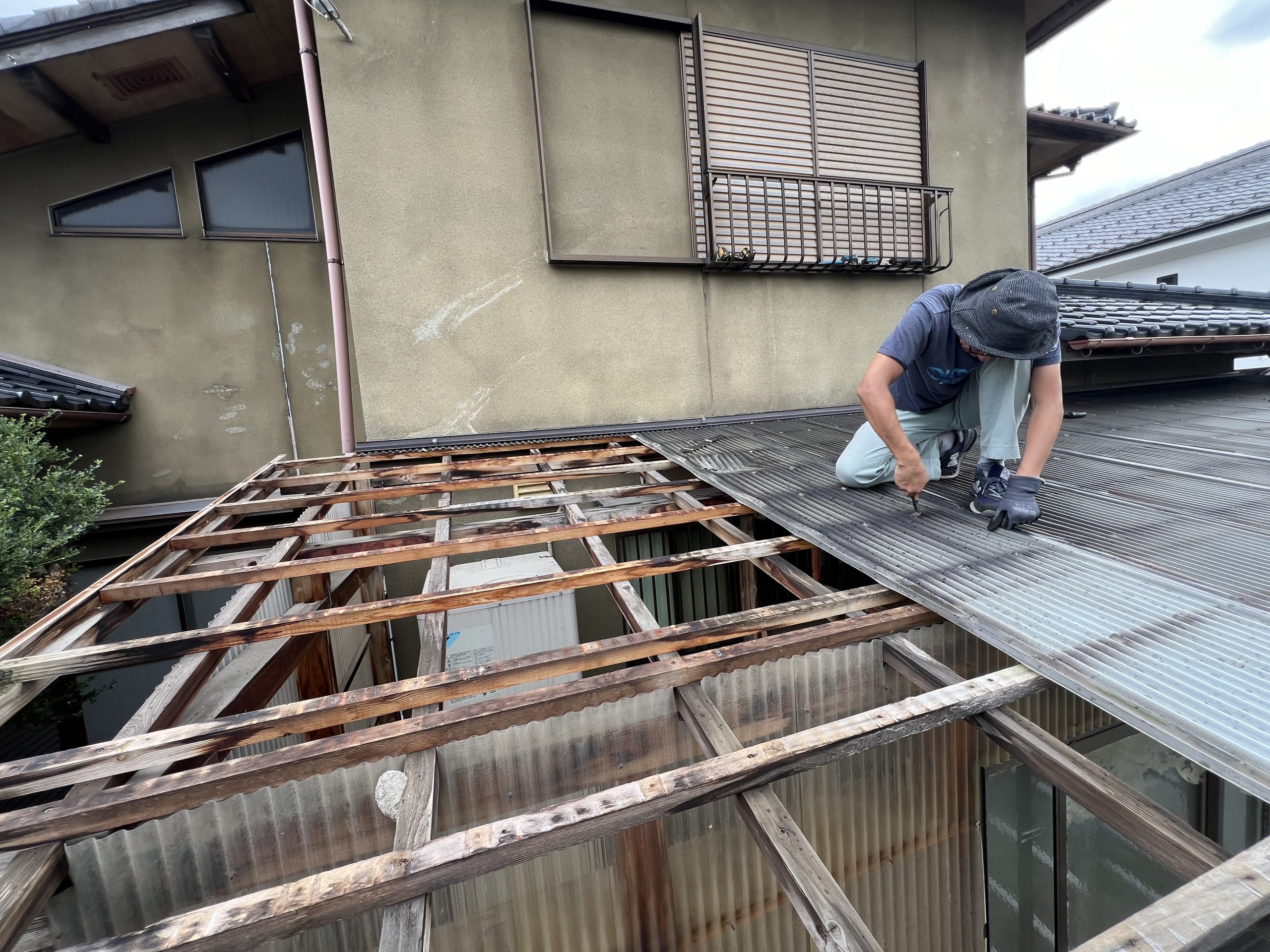 滋賀県東近江市／屋根のポリカ波板の張替工事